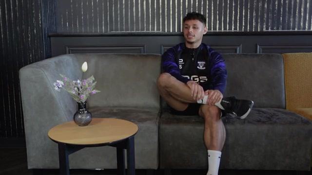 Dean James tijdens een eerder interview van Go Ahead Eagles; archiefbeeld.